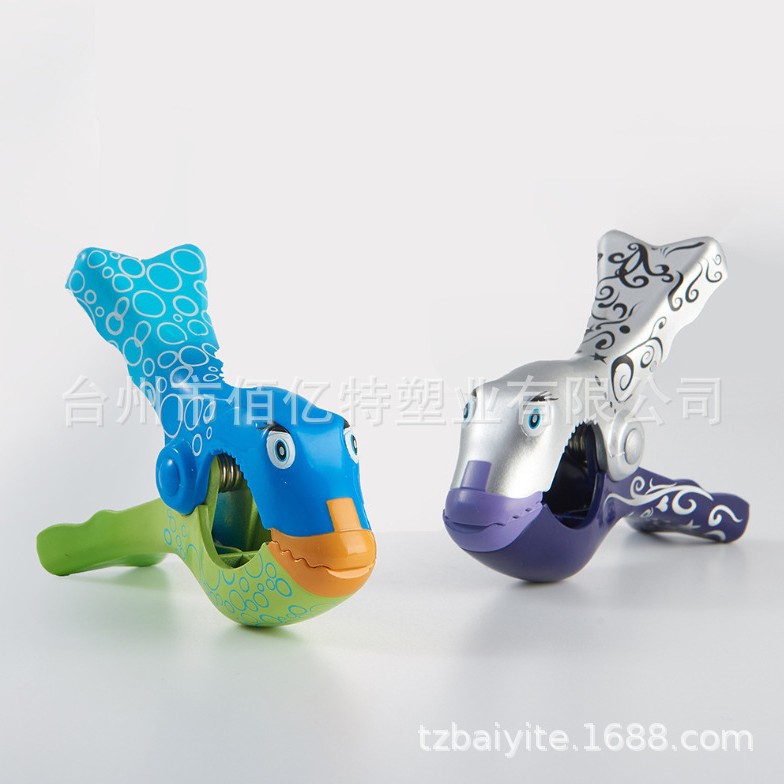 Baiyite factory plastic beach towel fish shape shape new design beach towel clip