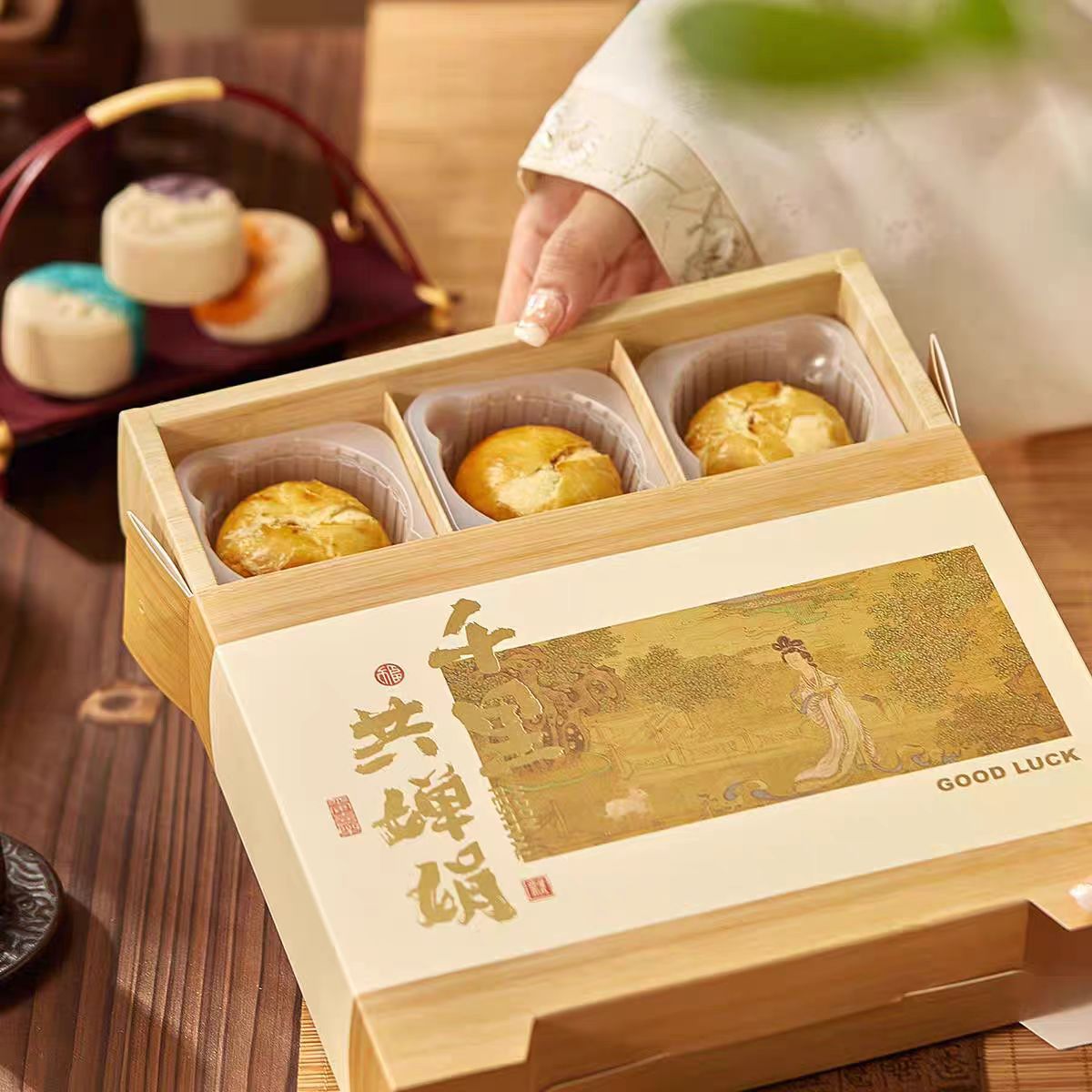 2025 New Mid-Autumn Mooncake Packaging Box Creative 6-Piece Gift Box High-End Satchel Egg Yolk Cake Stereo High Stool Box