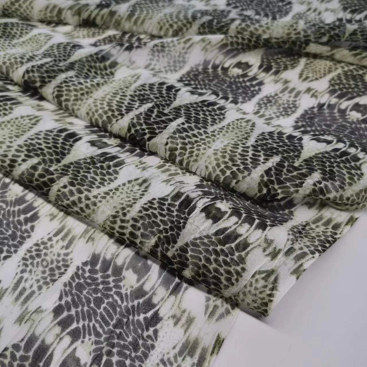 8mm Snakeskin Pattern 100% Mulberry Silk Khaki Material 140 Door Width Fashion Skirt Silk Fabric