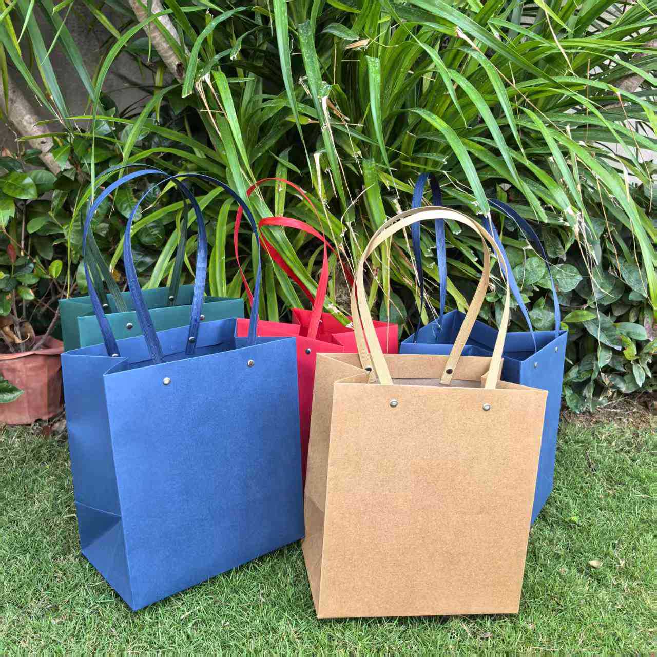 Rivet gift bag paper rope square flower bag in stock blank