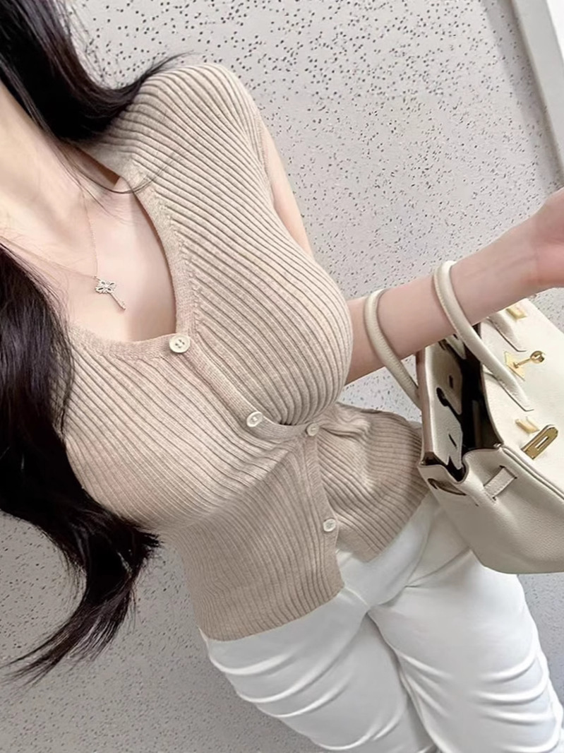 South Korea's Dongdaemun New Elegant, Feminine, Sexy and Pure Desire to Show Figure, Side Buttoned Short-Sleeved Knitted T-Shirt Top