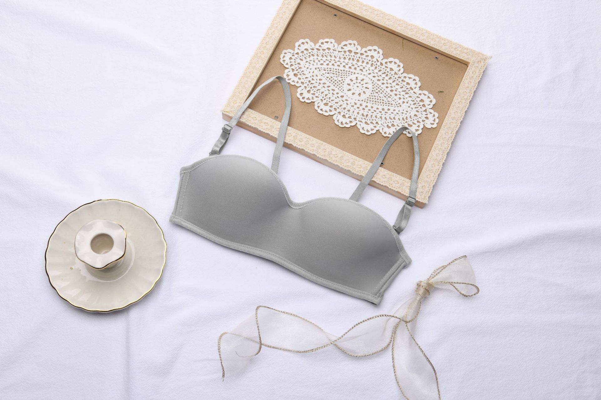 Picture of Japanese and Korean Style Sexy Simple Girls Underwear 3D Invisible Underwear Rimless Strapless Strapless Push-up Bra