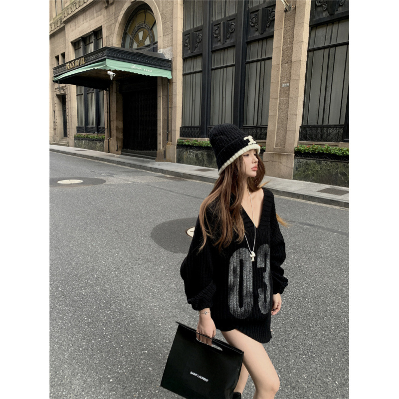 Real Shot of 2024 American Printed Collar Knitwear for Women Retro Loose Lazy Casual Design Black Knitwear
