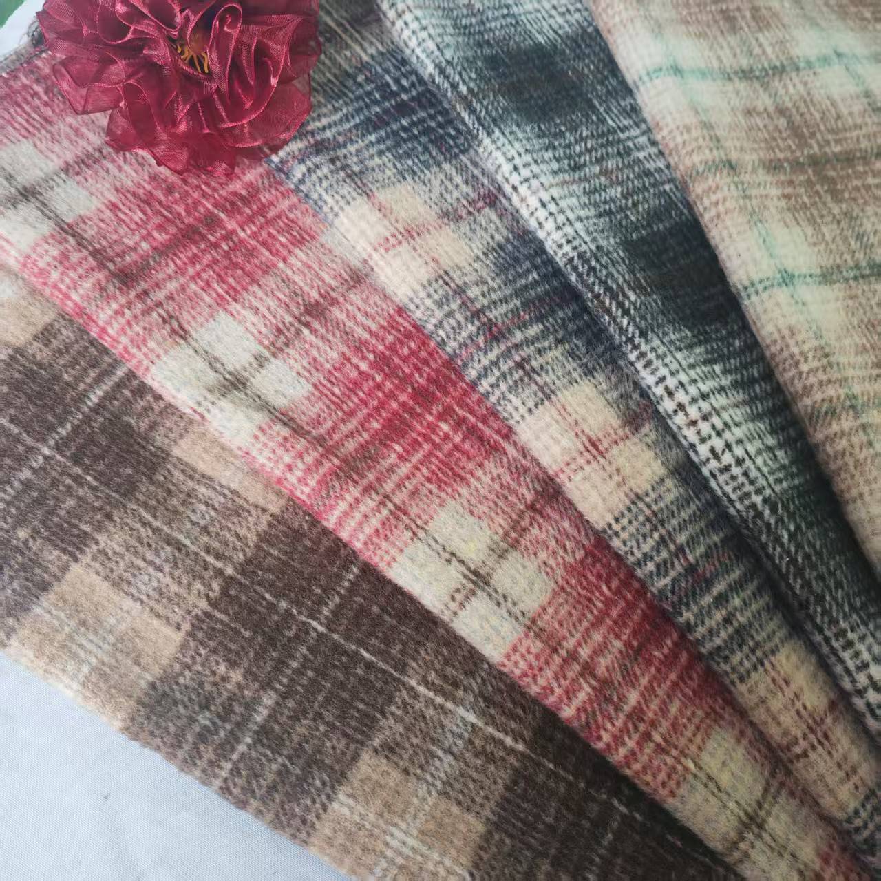 Shaoxing Manufacturer's Ready-Made Autumn and Winter Smooth Wool Plaid Fabric, Fashion Shirts, Shoes, Hats, Bags, Plaid Woolen Fabrics