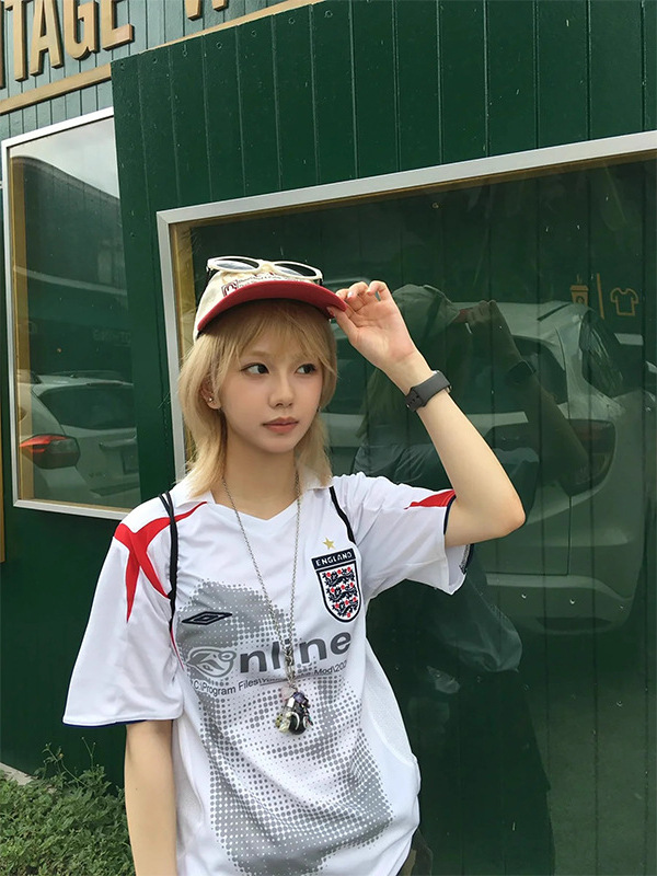Picture of American Retro Sports T-Shirt for Women in Summer New Style Contrasting Color Splicing Jersey Style V-Neck Short-Sleeved Design Loose Top