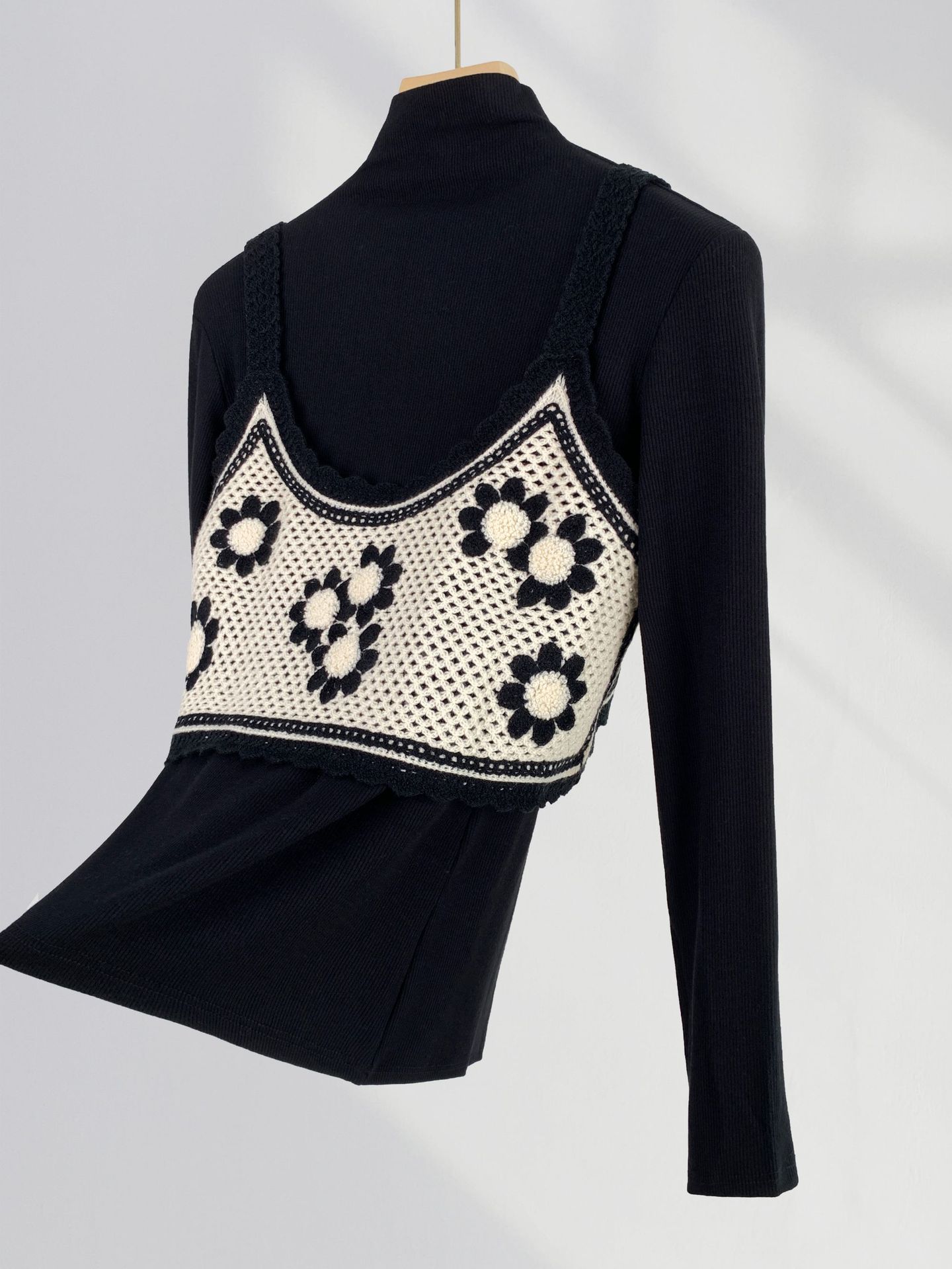 Picture of Woven vest women's summer outer wear embroidered flower design inner wear knitted sling sweet and spicy style embroidered small top