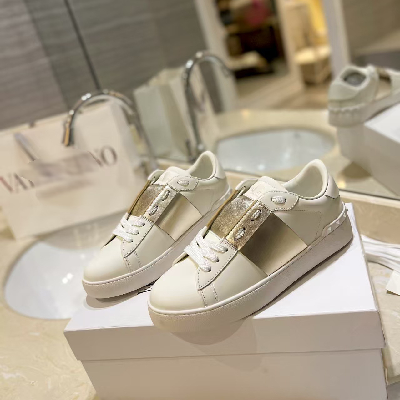 Studed white sneakers for women, trendy men's and women's couple sneakers, comfortable soles, casual shoes, easy to match with commuter shoes, light luxury new arrival