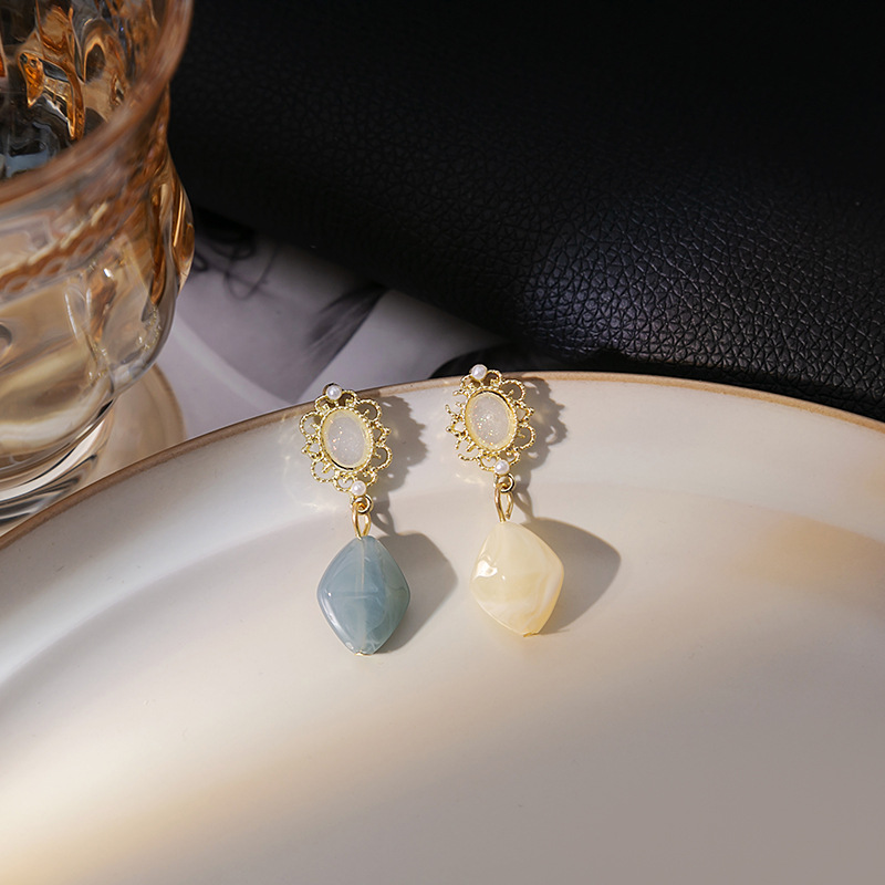 Silver Needle French Geometric Diamond Earrings Retro Internet Celebrity Same Earrings Light Luxury Niche Asymmetric Earrings Wholesale