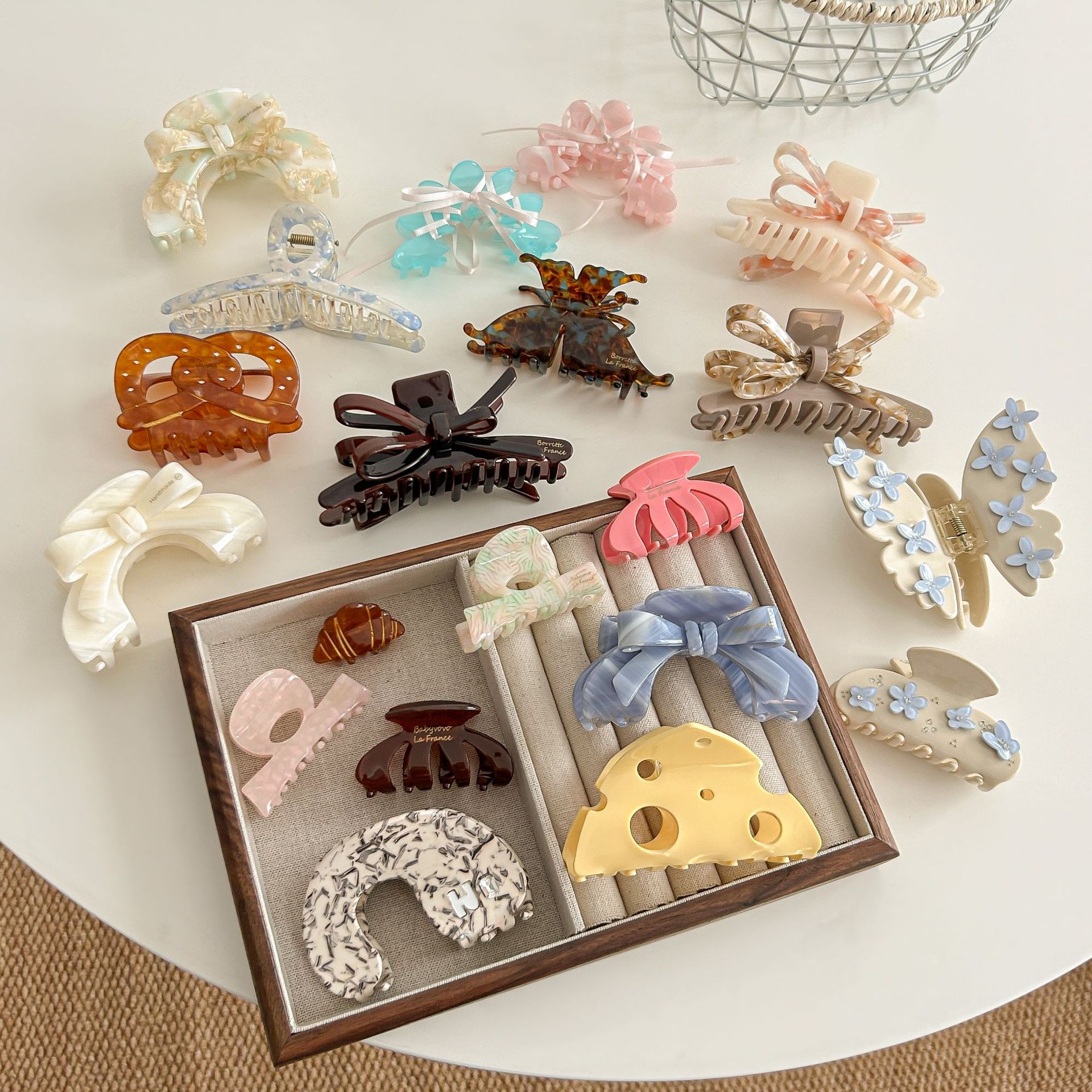 Picture of Tulip Cherry Grab Clip Premium 2024 New Maillard Grab Clip Cute Dalmatian Shark Clip Hair Accessories