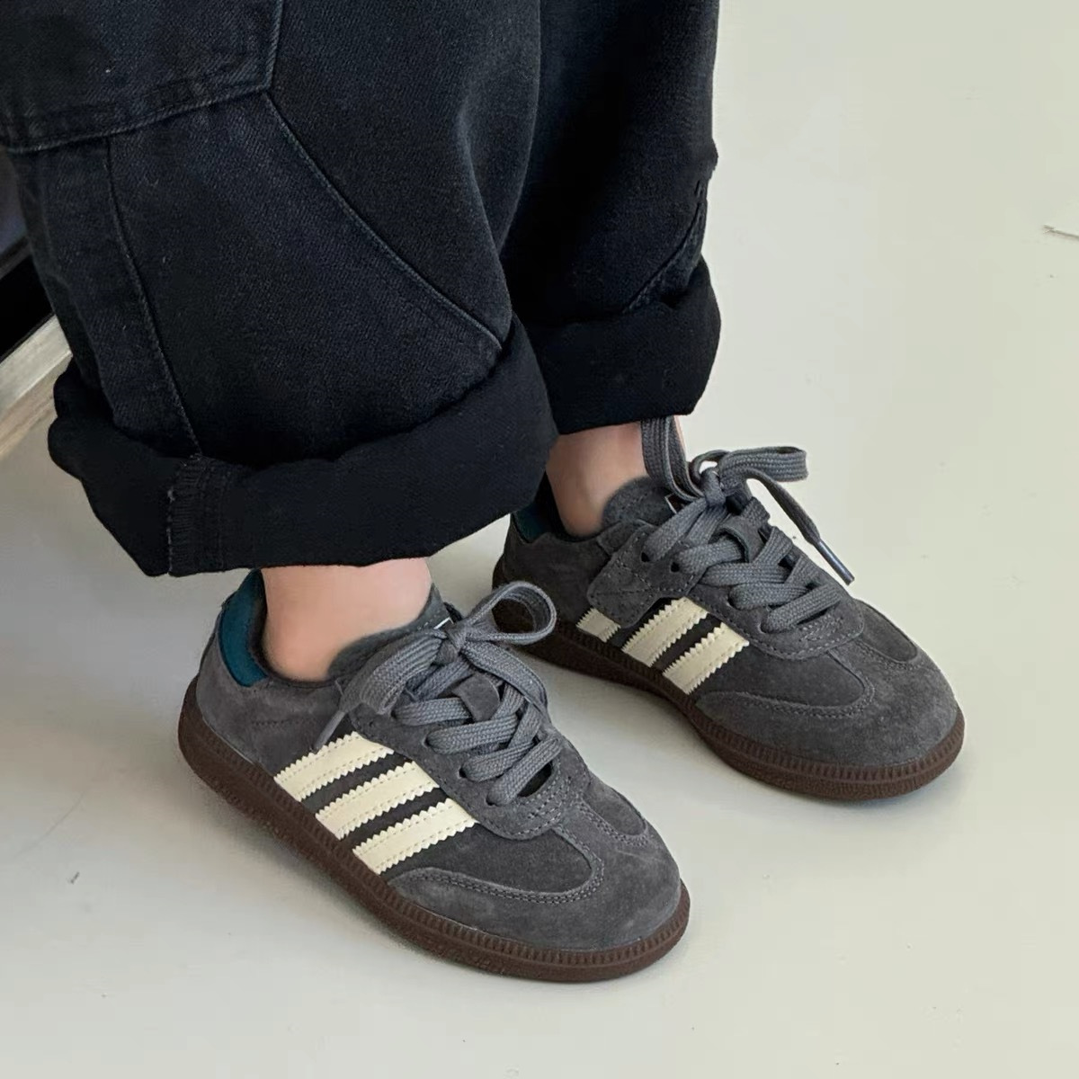 2025 children's moral training shoes four seasons lightweight boys' sneakers soft sole Korean version of girls' casual board shoes space gray