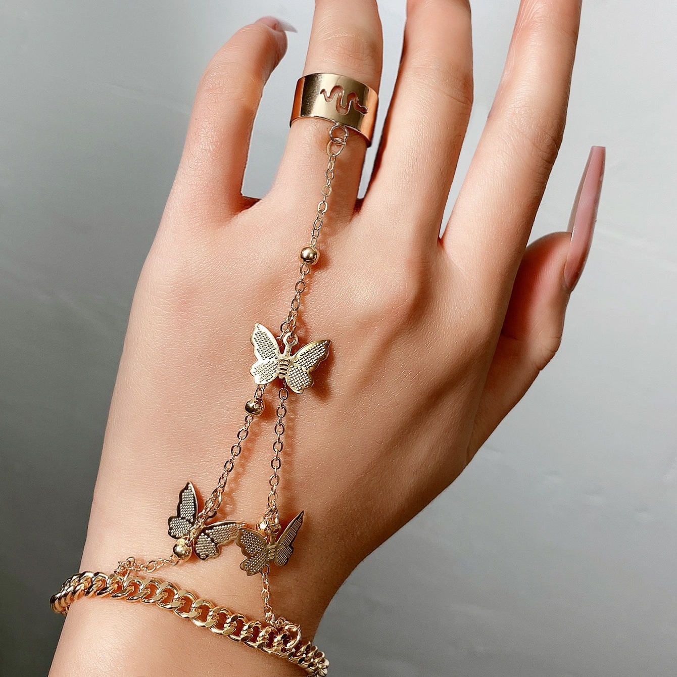 Europe and the United States cross-border hot-selling personalized retro butterfly pendant finger bracelet ring one-piece chain bracelet new women's jewelry