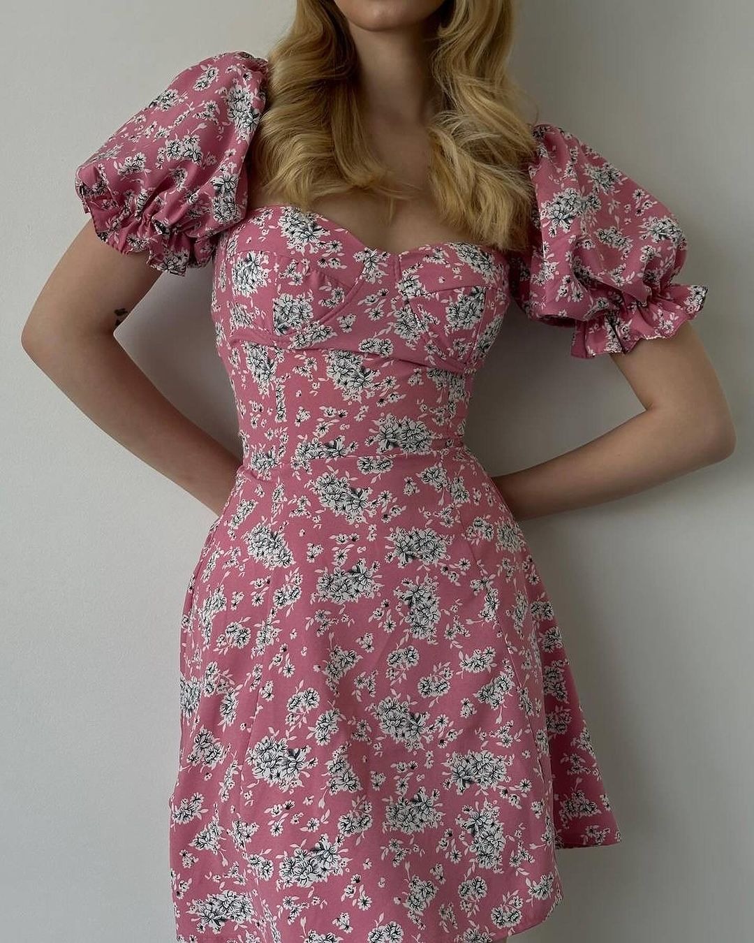 Picture of 2025 spring and summer clothing European and American Amazon foreign trade women's lace-up retro floral high waist bubble sleeve French dress
