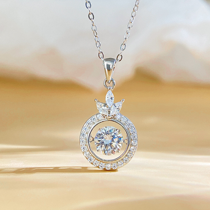 Cross-border New Product Smart Lucky Grass Moissanite Pendant 925 Silver Necklace Women Light Luxury Fashion Crown Clavicle Chain
