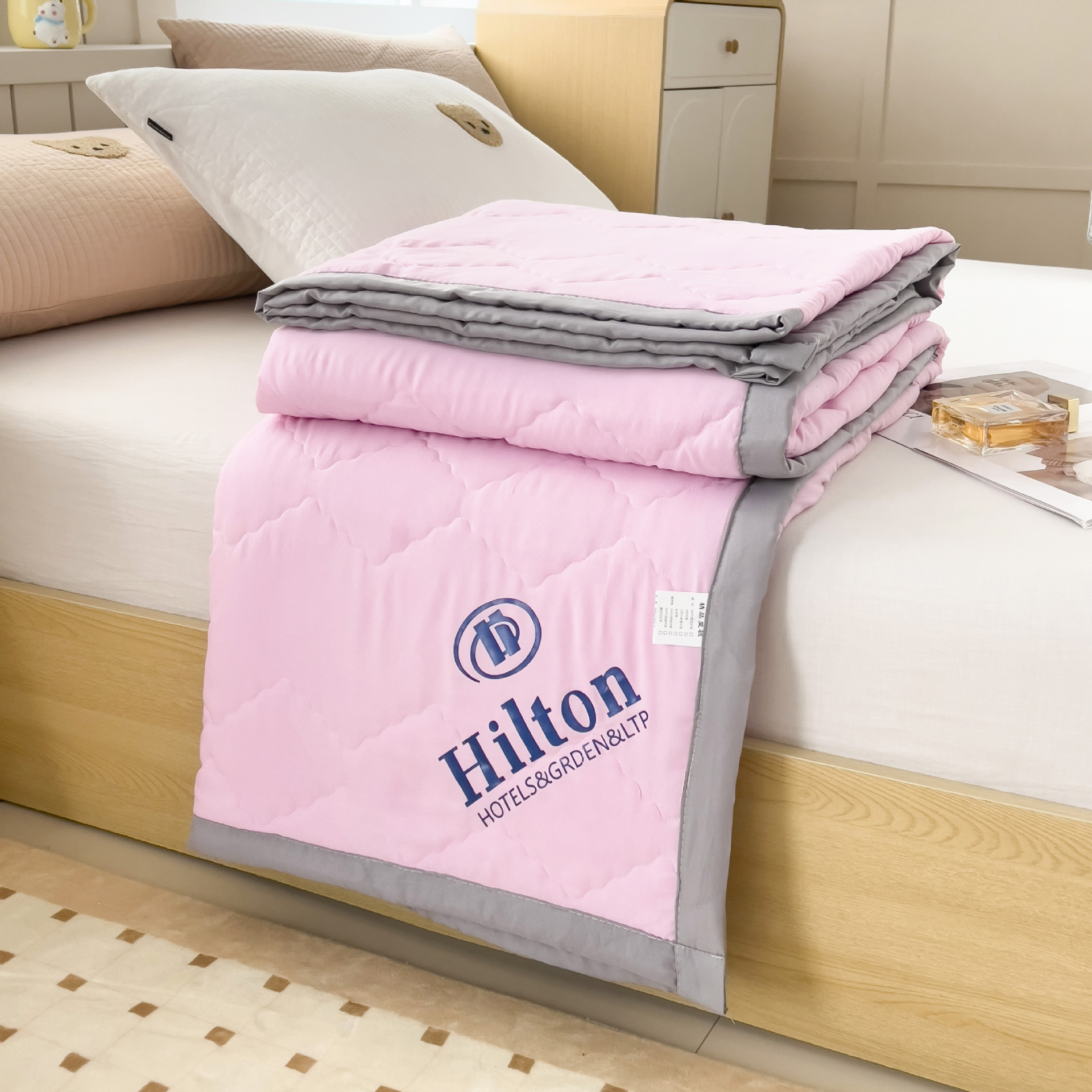 Picture of Hilton Hotel Mulberry Silk Quilt Gift Box Spring Autumn Winter B&B Quilt Core Group Purchase Gift Quilt Wholesale