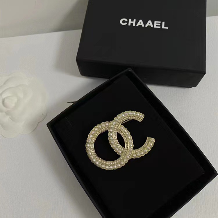 Picture of 2023 Autumn and Winter New High Quality Fragrance c Letter Brooch Retro Antique Chest All-match Simple High-end