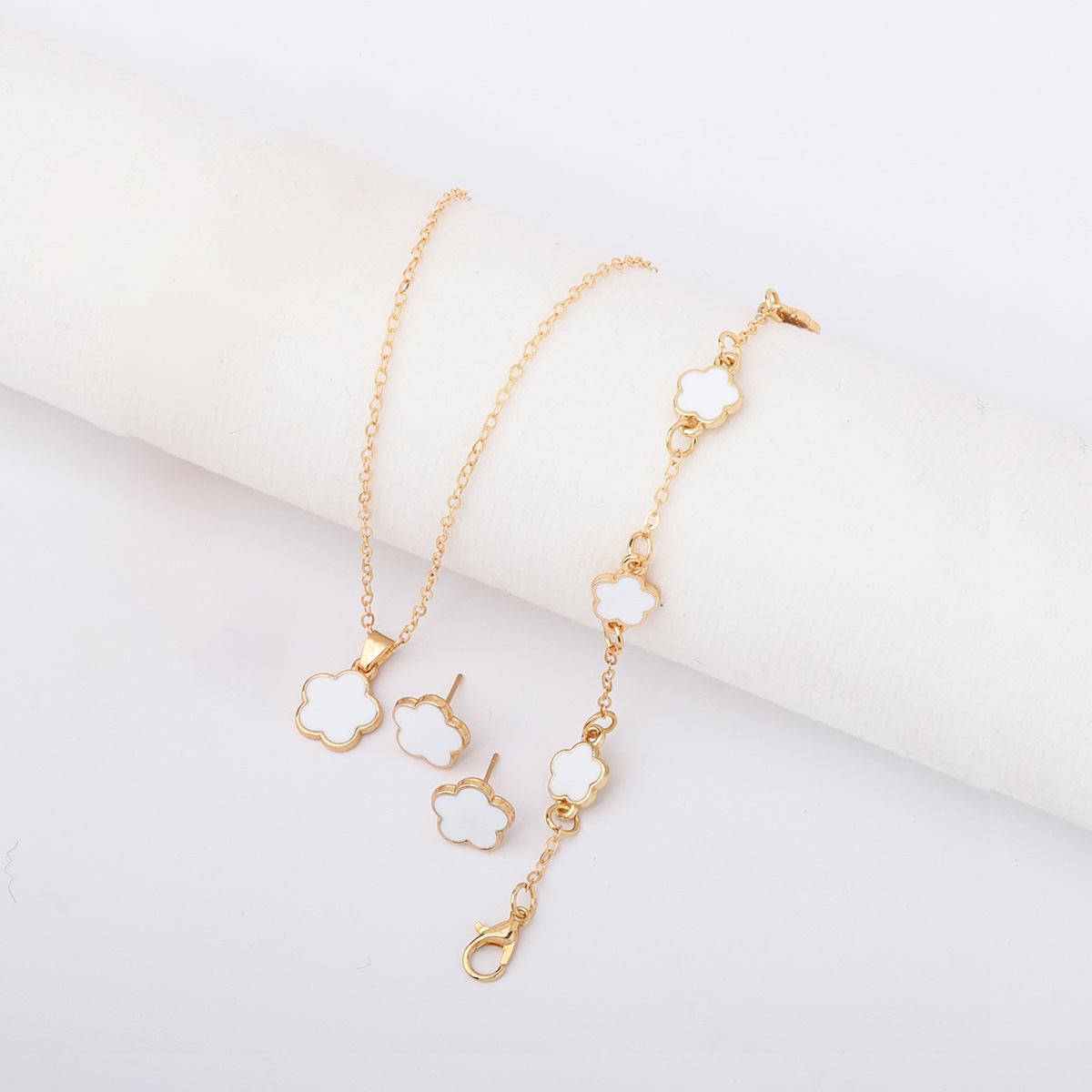 Picture of 2025 New Cross-Border Personalized Five-Leaf Clover Simple and Versatile Plum Blossom Necklace Bracelet Jewelry Set Manufacturer Wholesale