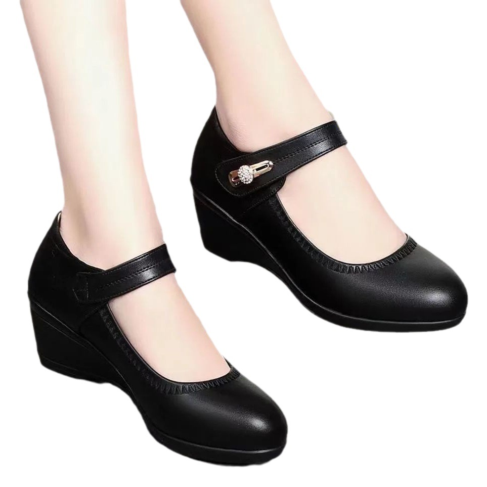 high quality really soft leather soft bottom mother small leather shoes 2022 spring and autumn new soft bottom non-slip wedge heel middle-aged and elderly single shoes