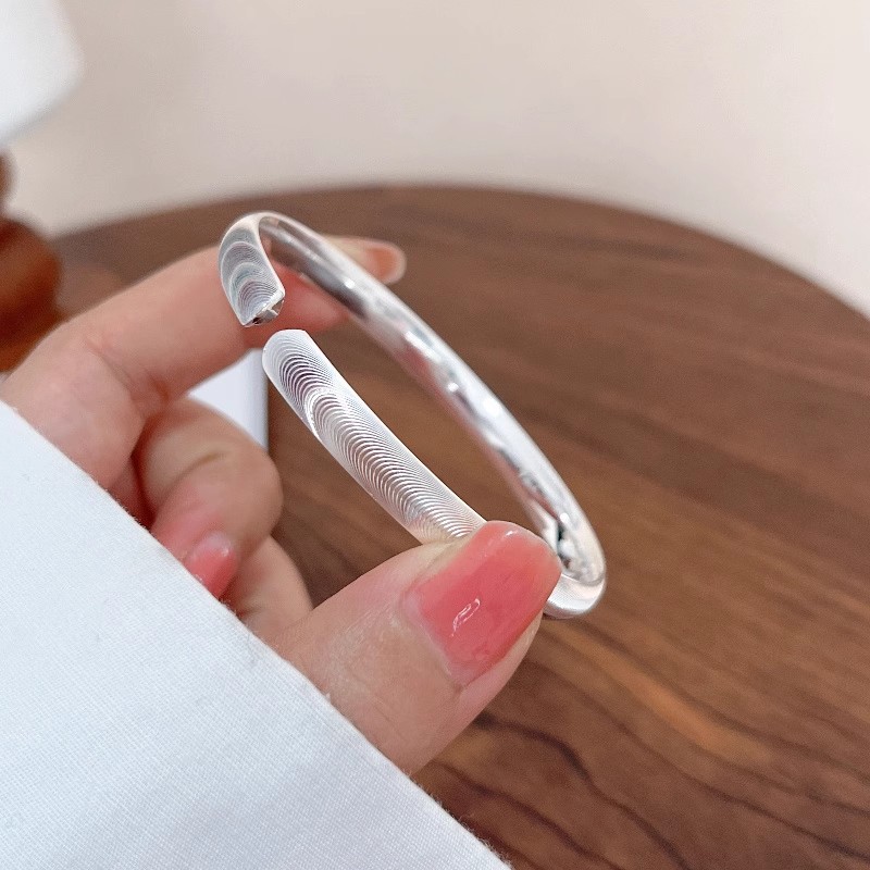 Picture of 9999 Sterling Silver Bracelet Female Cat's Eye Plain Ring Solid Opening Young High-end Sense Bracelet for Girlfriend Holiday Gift