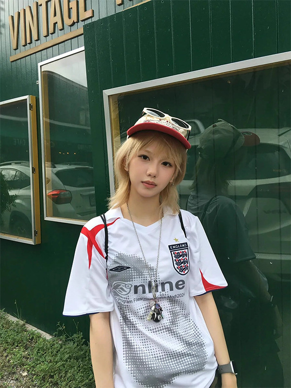 Picture of American Retro Sports T-Shirt for Women in Summer New Style Contrasting Color Splicing Jersey Style V-Neck Short-Sleeved Design Loose Top
