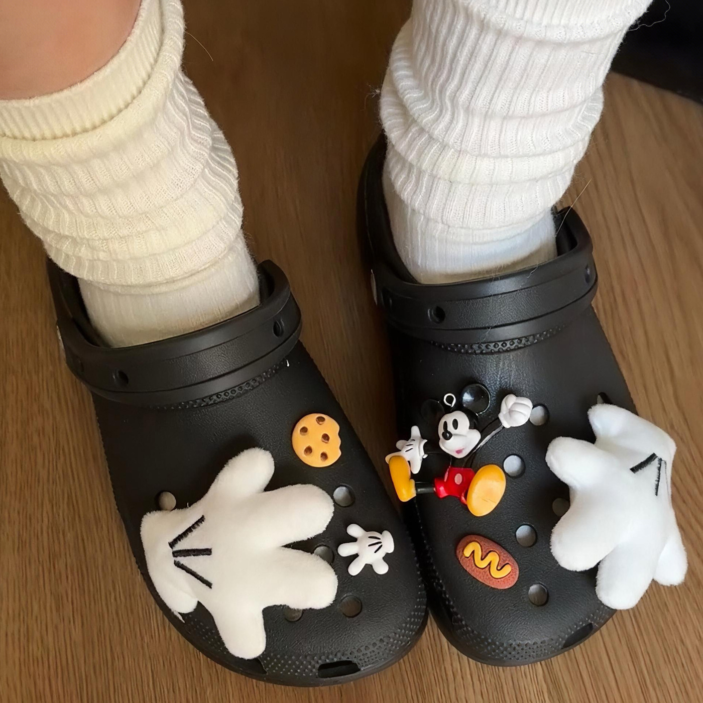 Croc Shoes for Boys and Girls, Wholesale Shoe Buckle Accessories, Cute Decorative Cartoon Mickey Palm