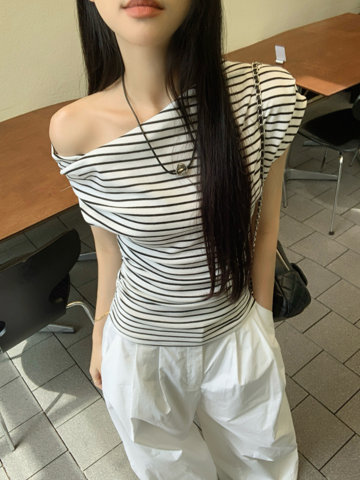 Picture of Striped One-Shoulder Short-Sleeved T-Shirt for Women 2025 Summer New Korean Style Slim-Fitting Off-Shoulder Export Top