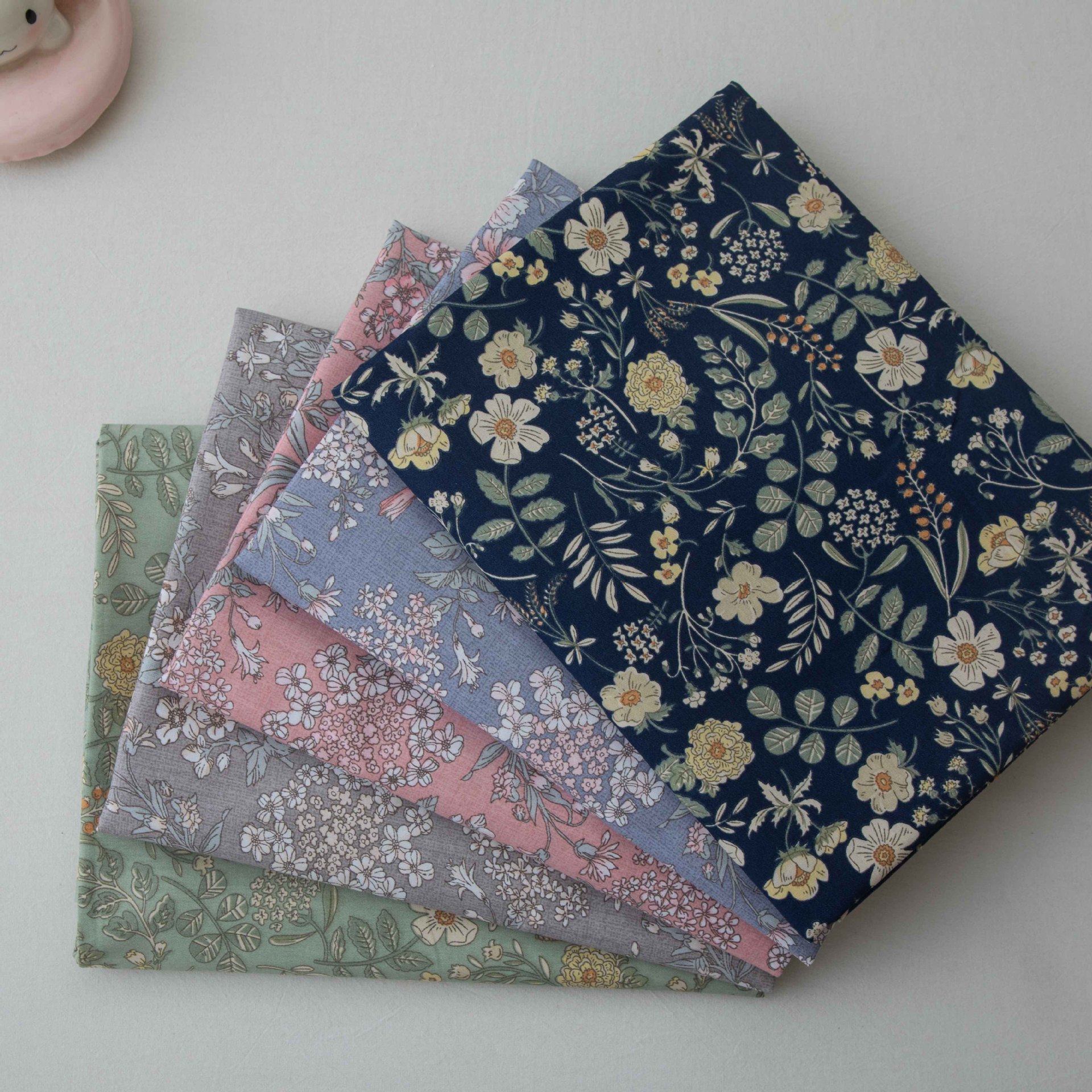 Wholesale supply of 133*72 twill printed fabric, small floral 40s cotton cloth, 1.6 meters wide