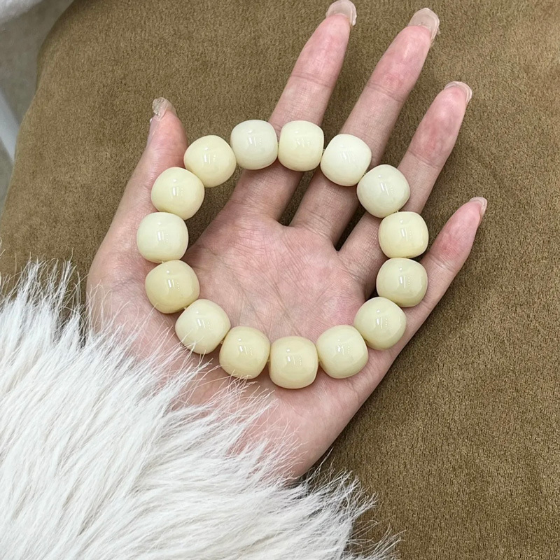 Picture of Factory wholesale sugar fried chestnut bodhi root hand string around the finger soft student version of the text play beads natural bodhi seed hand string