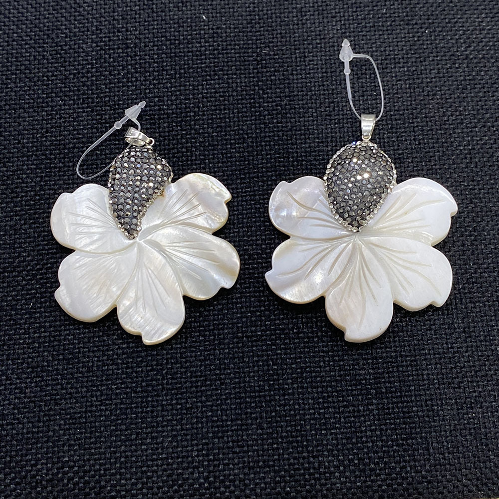 Picture of Natural shell diamond pendant six-petal flower-shaped shell melon seed buckle pendant DIY necklace jewelry accessories wholesale