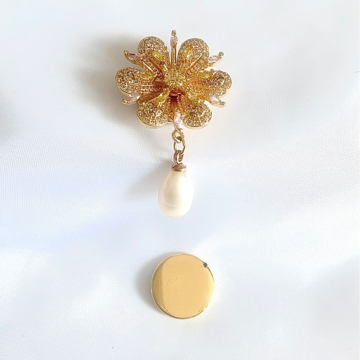 Picture of New Petal Geometric Gradient Zircon Anti-Light Brooch Diamond-Set Shiny All-Match Fashionable Luxury Accessories Women
