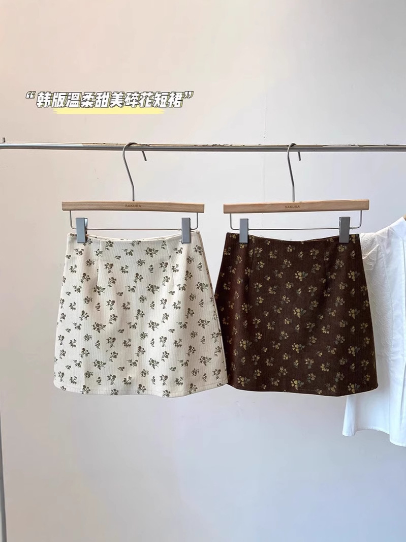 Autumn 2024 new Korean version of retro small fresh floral corduroy hip skirt high waist A- line skirt