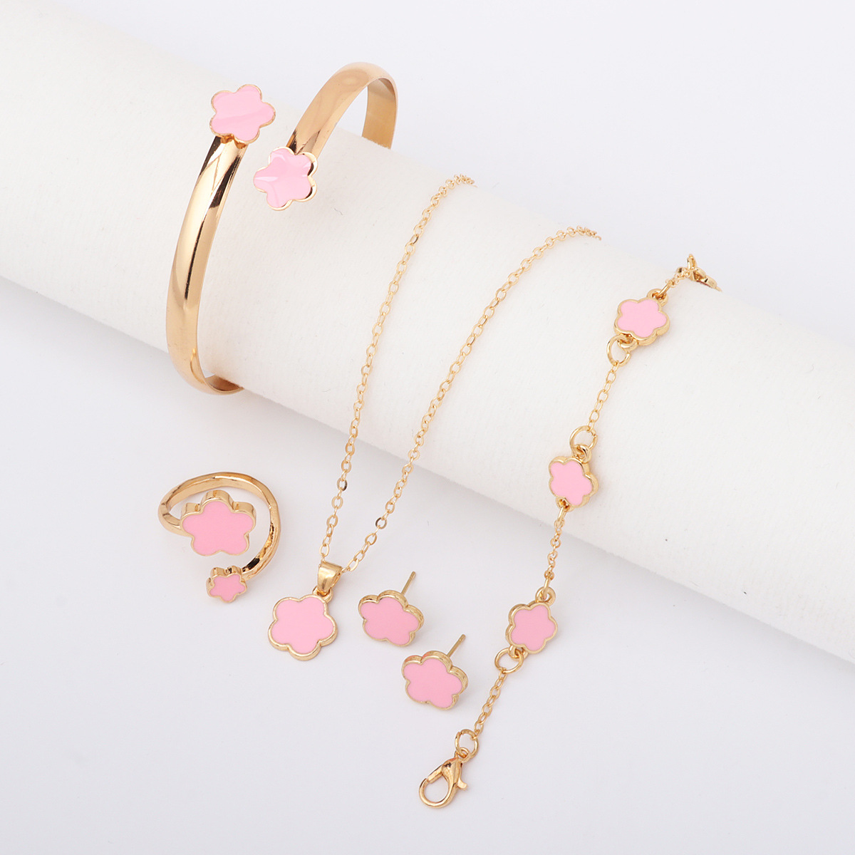 Picture of 2025 New Cross-Border Personalized Five-Leaf Clover Simple and Versatile Plum Blossom Necklace Bracelet Jewelry Set Manufacturer Wholesale