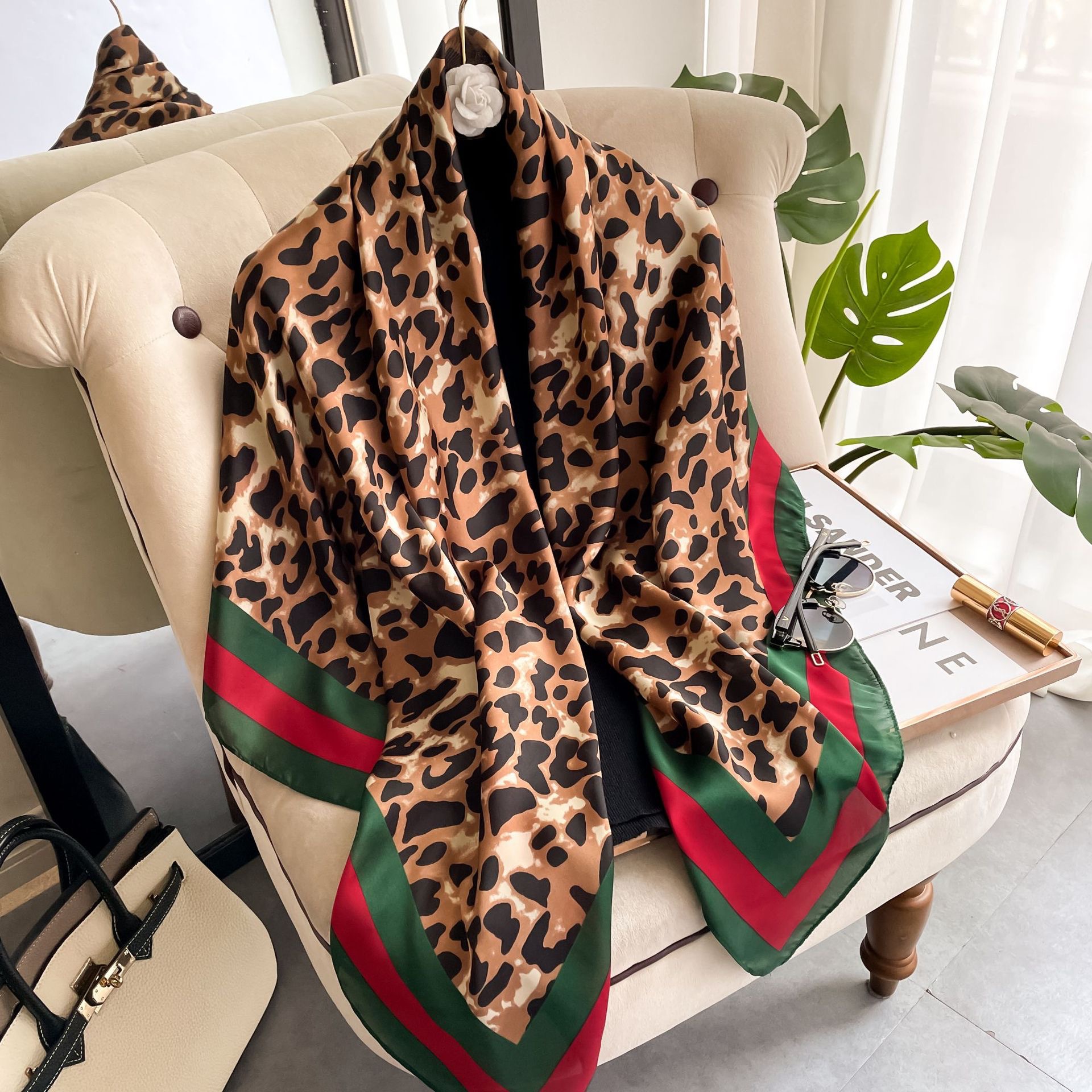 Hangzhou Silk Silk Scarf 110 × 110cm Leopard Print Square Scarf Cross-border Foreign Trade Scarf Advanced Joker