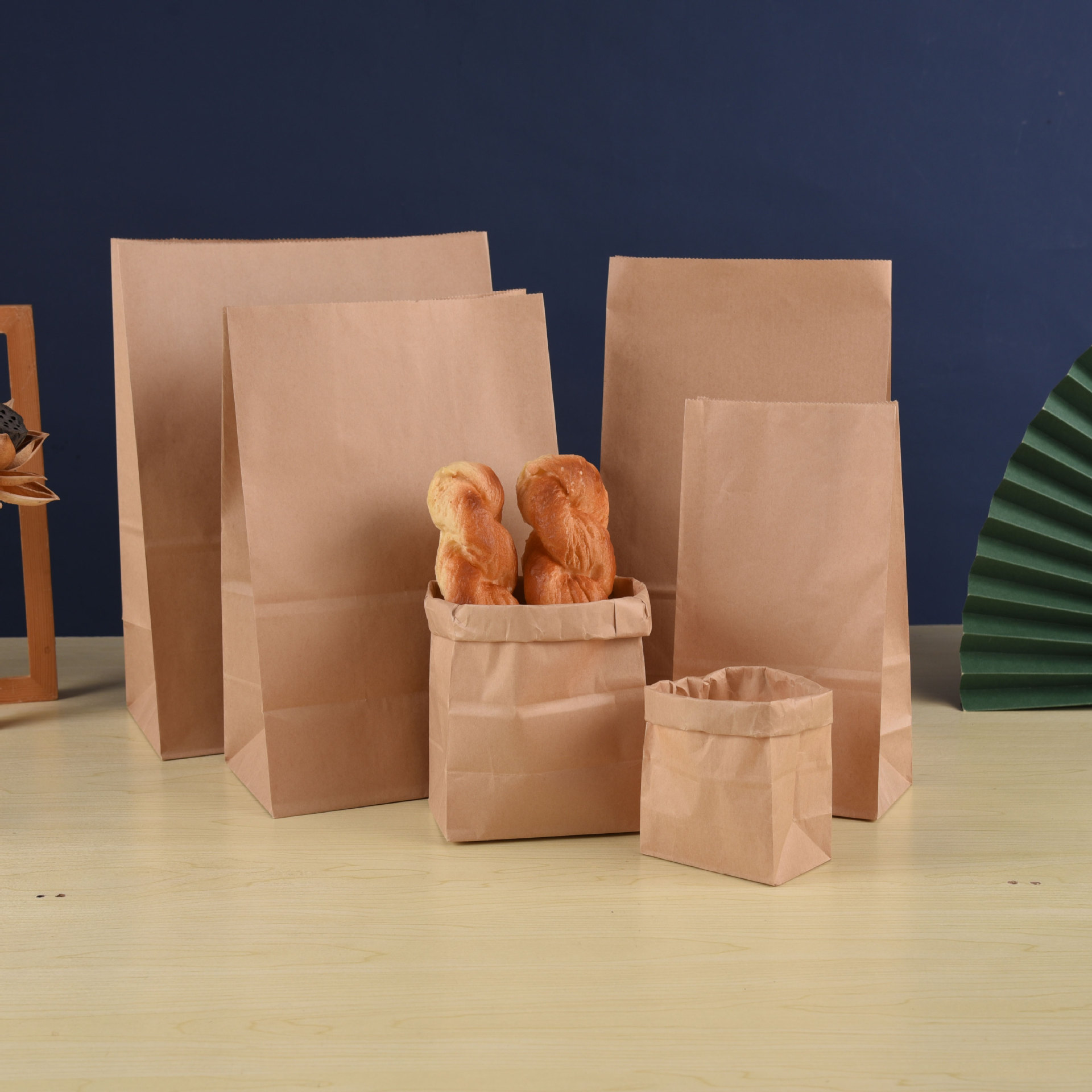 Picture of Factory direct thick material large quantity price excellent fast printing LOGO kraft paper bag catering take-out clothing bag