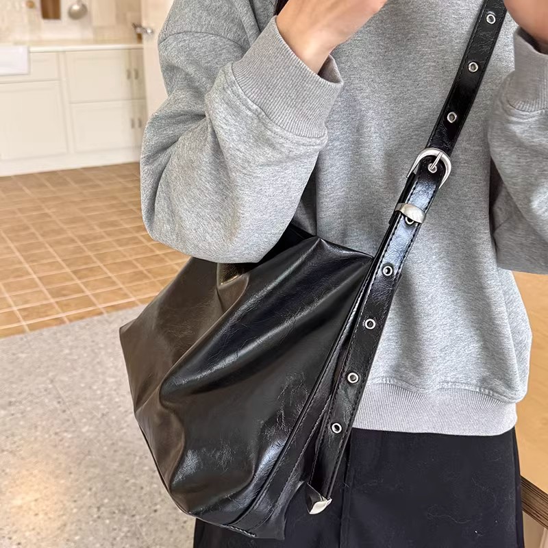 Korean Style New Arrival Oil Wax Leather Large Capacity Commuter Tote Bag Women's Fashionable Casual Lazy Style Shoulder Bag Trendy Crossbody Bag
