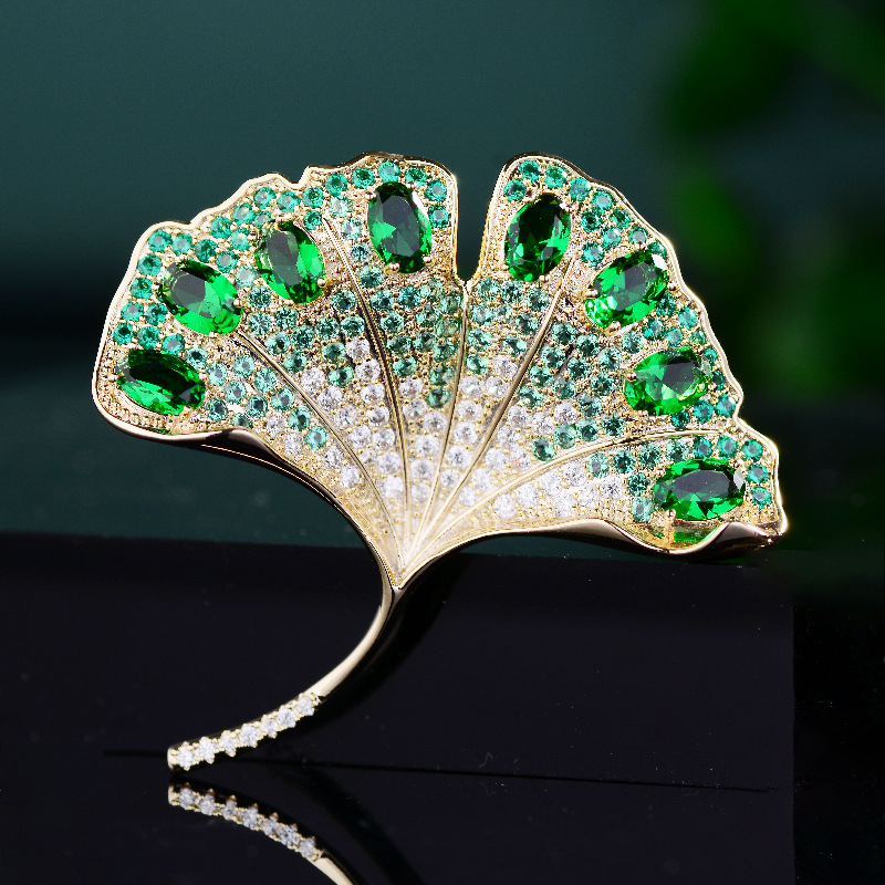 New Korean style elegant ginkgo leaf zircon brooch fashionable elegant leaf clothing pin creative clothing accessories for women