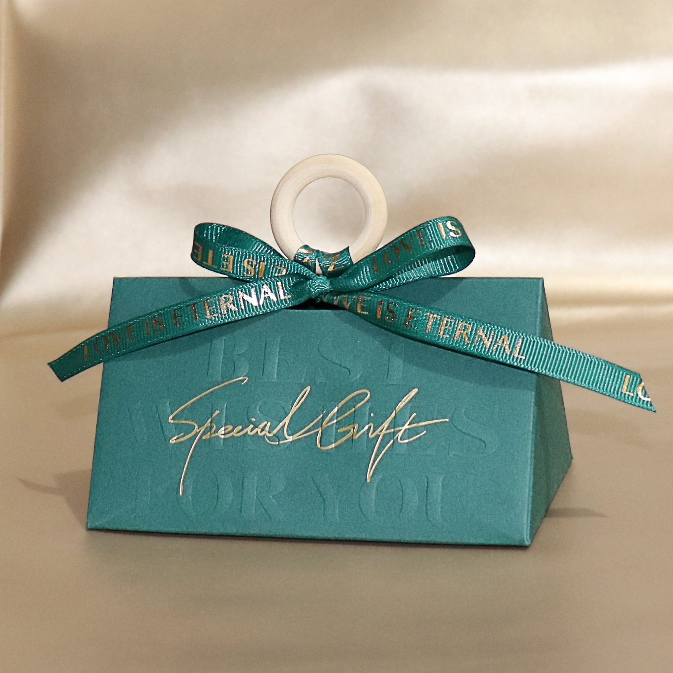 Picture of Light luxury champagne hand-held triangle wedding candy box wooden ring hand gift box wedding candy box wholesale