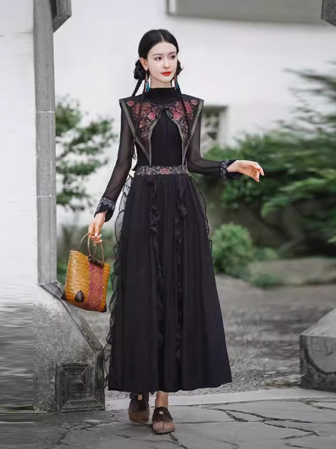 Picture of Four Seasons All-match Ethnic Style Women's Clothing New Chinese Retro Embroidered Cloud Shoulder All-match Cape Shawl Short Small Outer