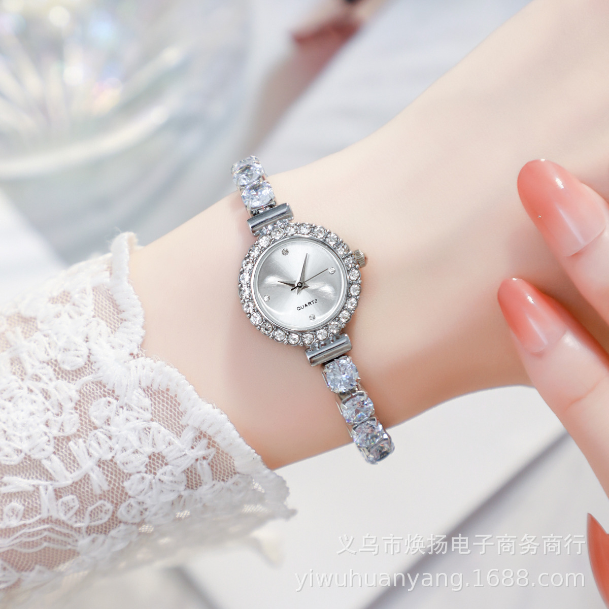 Picture of New Fashionable Large Diamond Bracelet Watch, Elegant and Elegant Women's Watch, Round Small Dial Quartz Watch, High-End Women's Watch