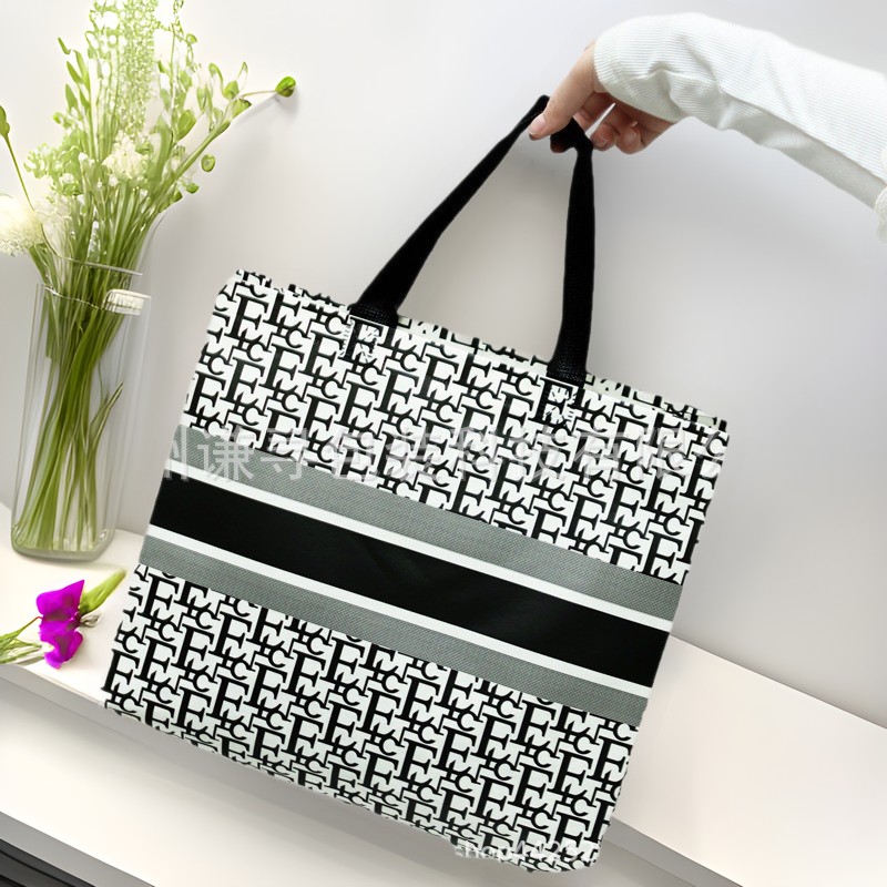 Non-Woven Fabric Coated Hand-Held Clothing Gift Bags, Shopping Bags, Packaging Bags, Non-Woven Bags with Silk Screen Printing, Customizable for Clothing
