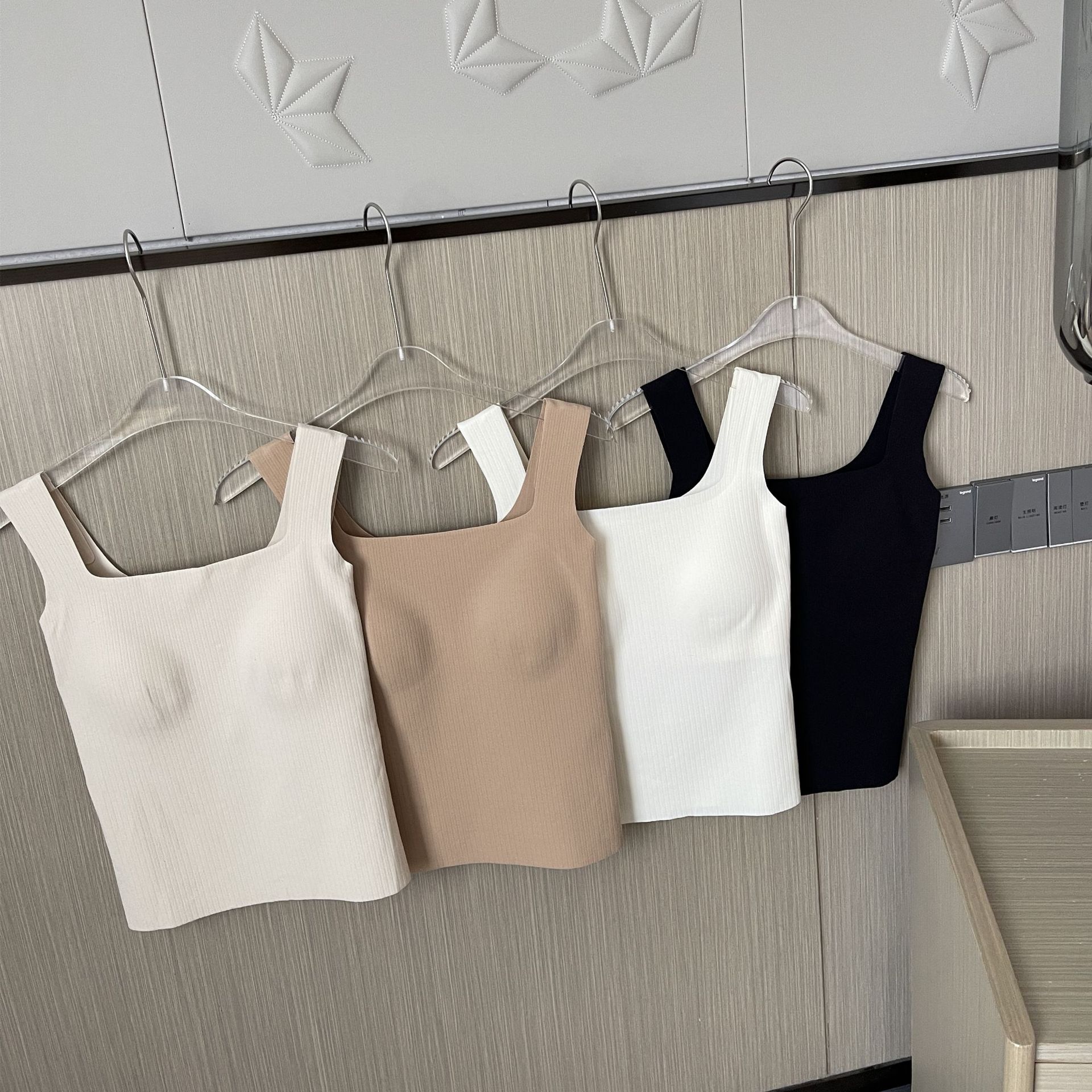 Women's thermal underwear seamless women's outer wear thick double-sided brushed inner wear fixed integrated Cup vest factory wholesale