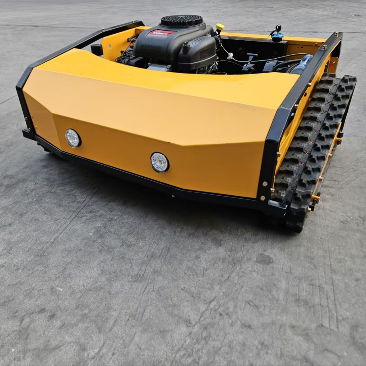 Cross-Border Export of Electric Remote Control Lawn Mowers, Road Slope Protection Weeding Machines, Multi-Functional Crawler Lawn Trimmers