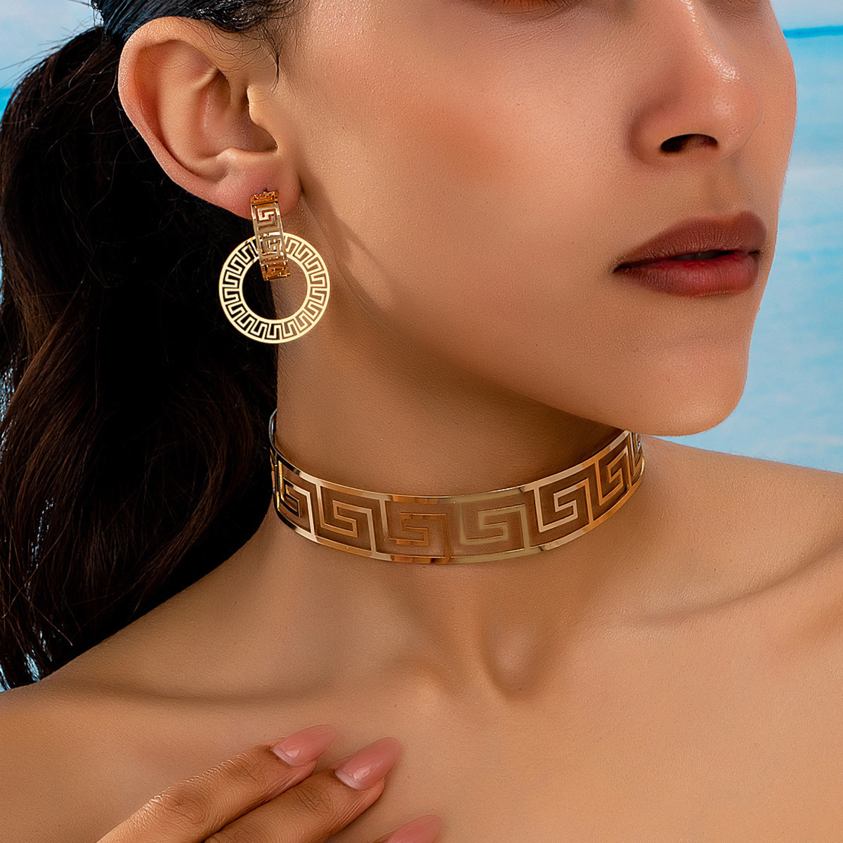 Unique Fashion Design Hollow Circle Hoop Earrings for Women European and American Retro Style Great Wall Pattern Choker