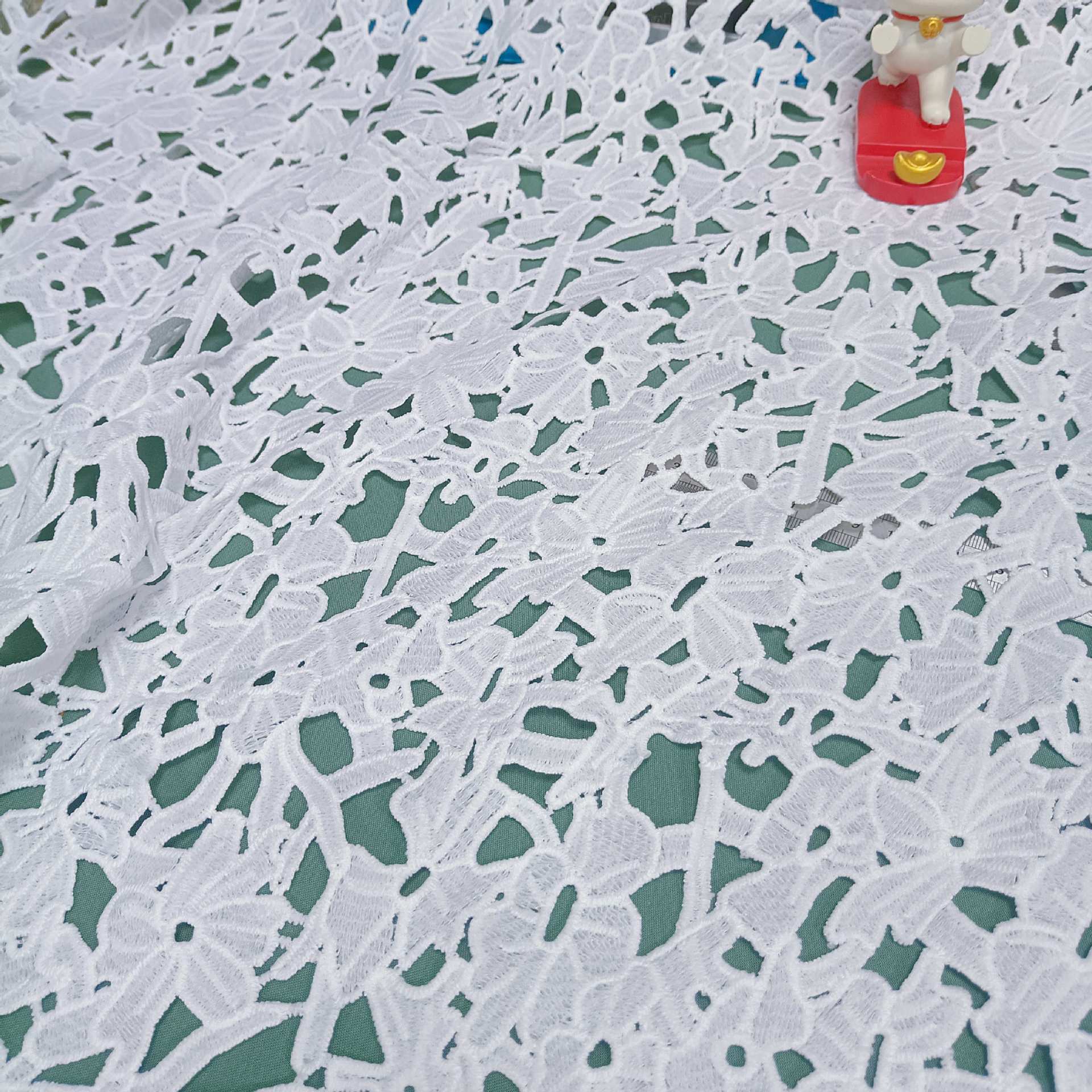 Picture of Three-dimensional Hollow Fabric Water-soluble White Embroidered Wedding Dress Classic Fashion Irregular Flower Bag Wedding Gauze