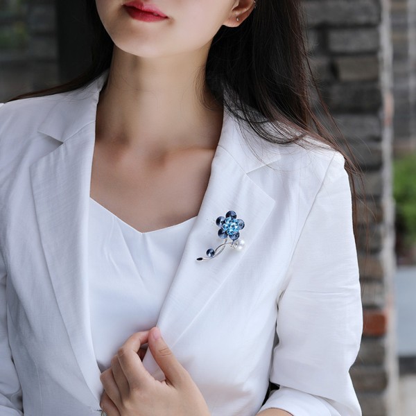 Picture of Sky Luxury Jewelry High-end Brand Light Luxury High-end Shijia Crystal Flower Brooch Simple All-match Pin Shawl Buckle