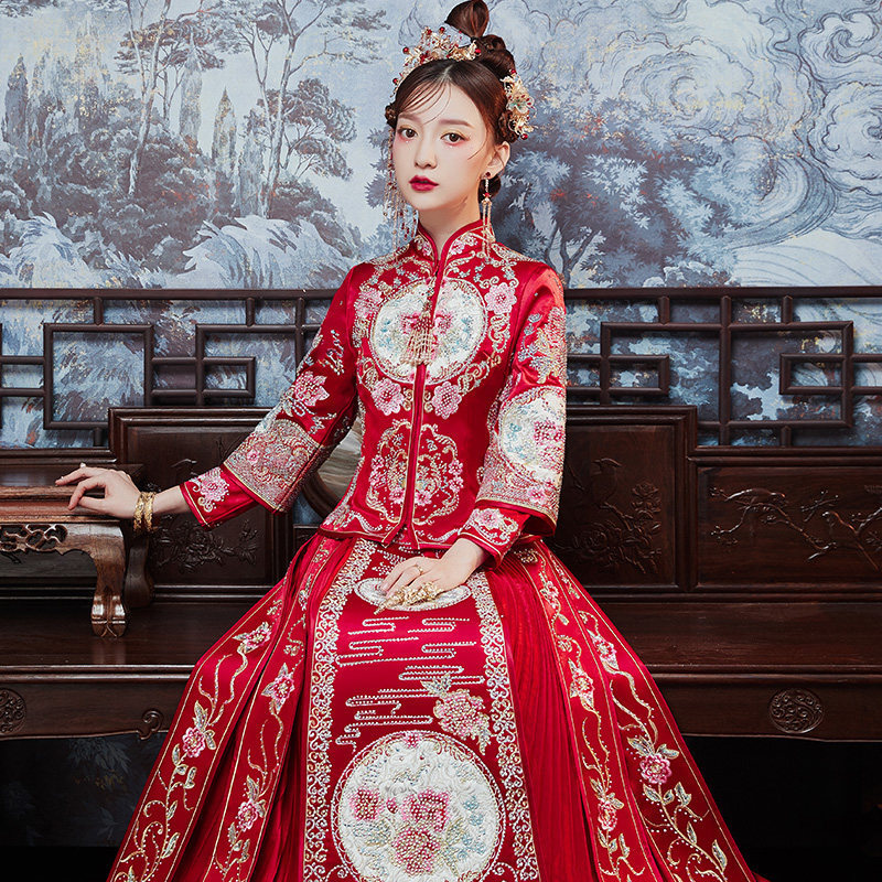 Xindeqi Xiuhe cheongsam dress 22 spring new women's embroidered satin cloud fan pleated improved fashion leisure banquet