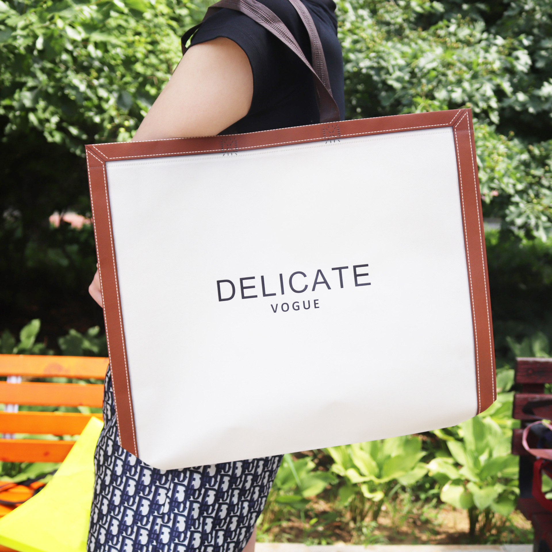 Clothing Store Non-Woven Handbags Customized Logo Advertising Shopping Packaging Handbags for Clothes Bags