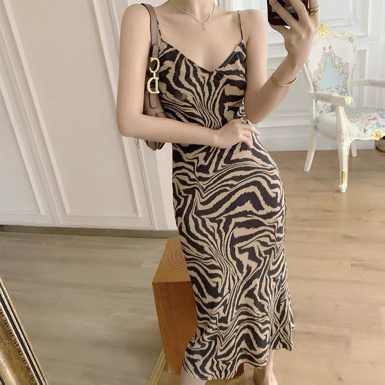2022 new dress French retro strap hip skirt elegant V-neck midi dress cross mirror independent station wholesale