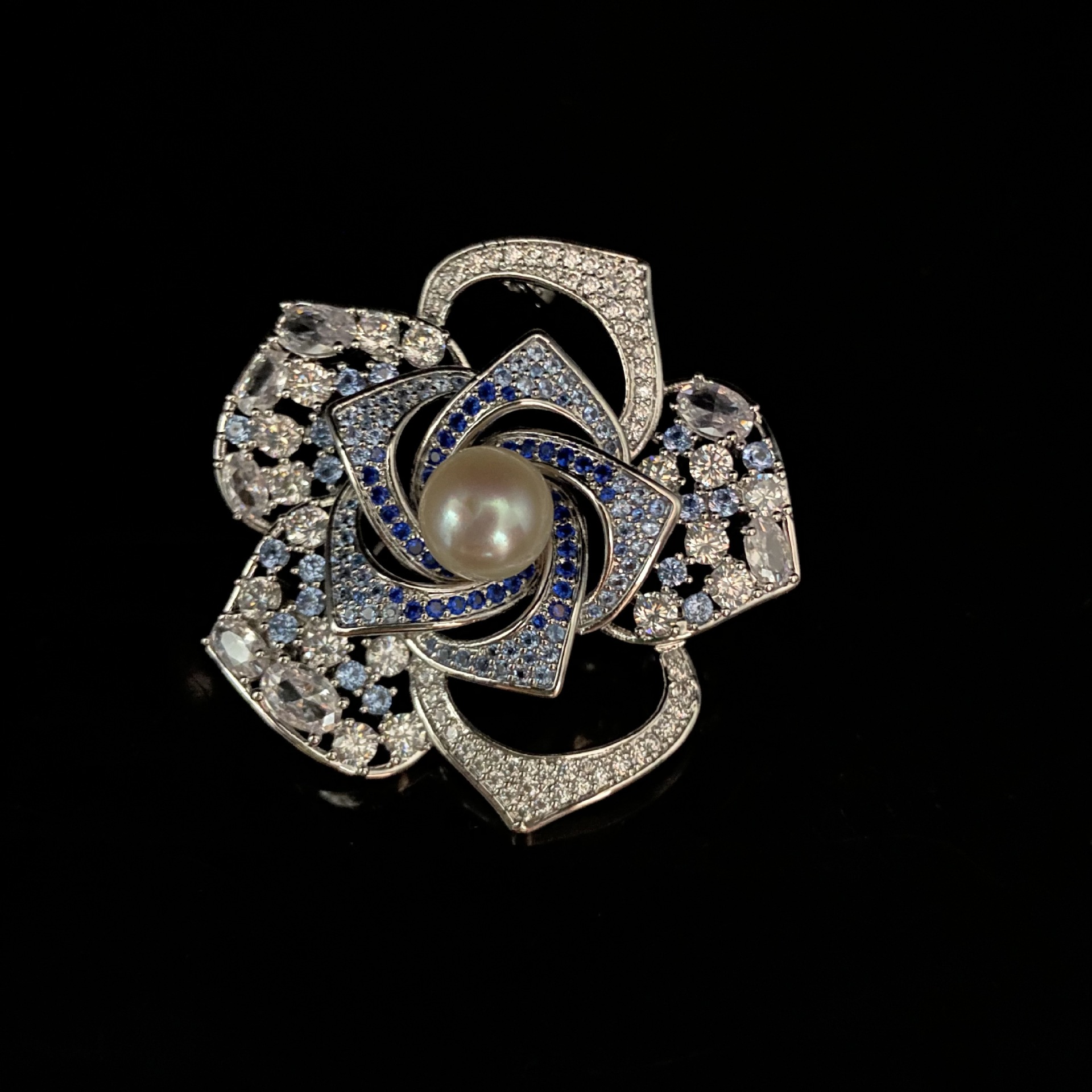 high quality Full Diamond Small Fragrant Style Three-dimensional Camellia Pearl Brooch High-end Women's Suit Jacket Pin Autumn and Winter Accessories
