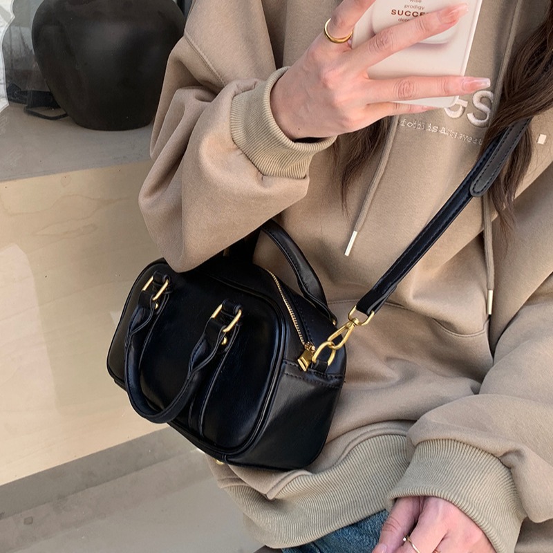 Picture of Maillard Vintage Commuter Bag Women's 2025 New South Korea Handheld Bowling Bag All-match Shoulder Crossbody Bag