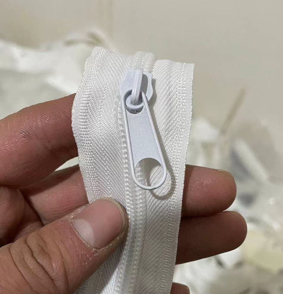 Picture of In stock bleached No. 3 quilt cover zipper double-headed home textile quilt cover pillow zipper factory wholesale white zipper finished product
